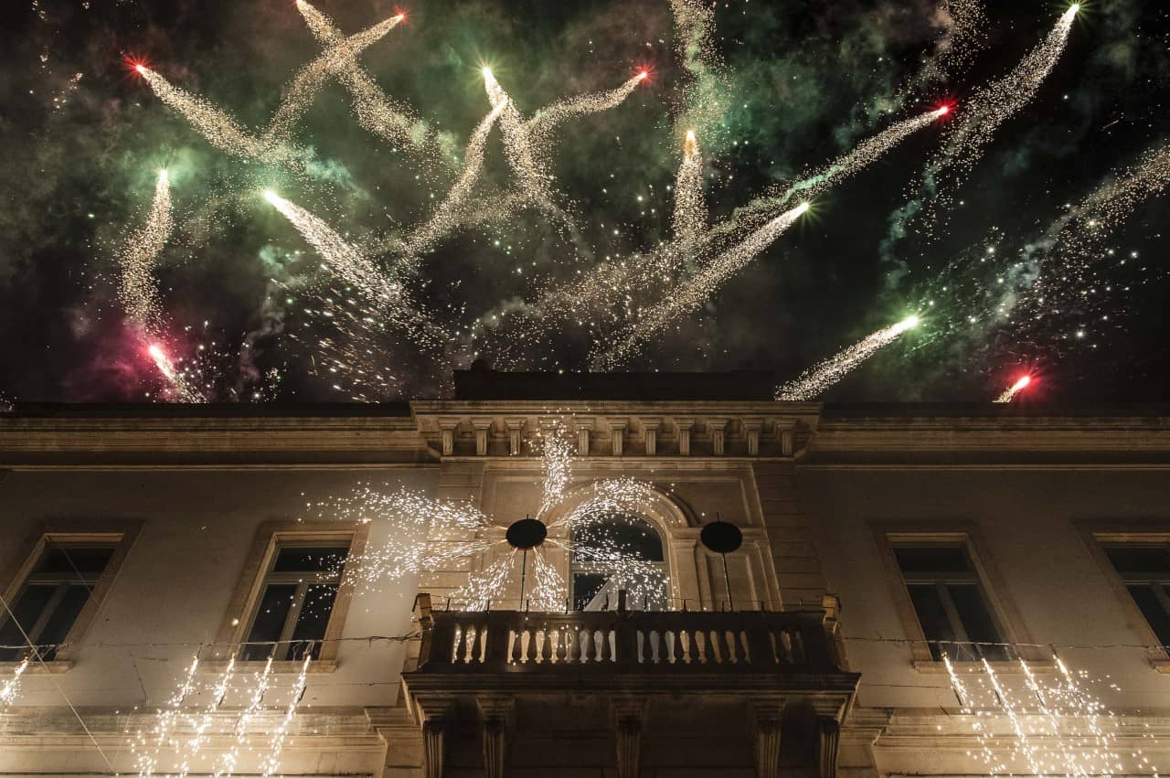 Al momento stai visualizzando LUMINARIA QUANDO VIENE DICEMBRE