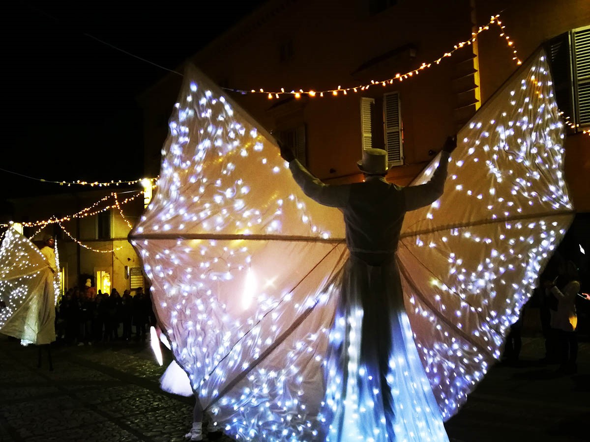 Al momento stai visualizzando WHITE DREAMS – Parata di trampolieri luminosi